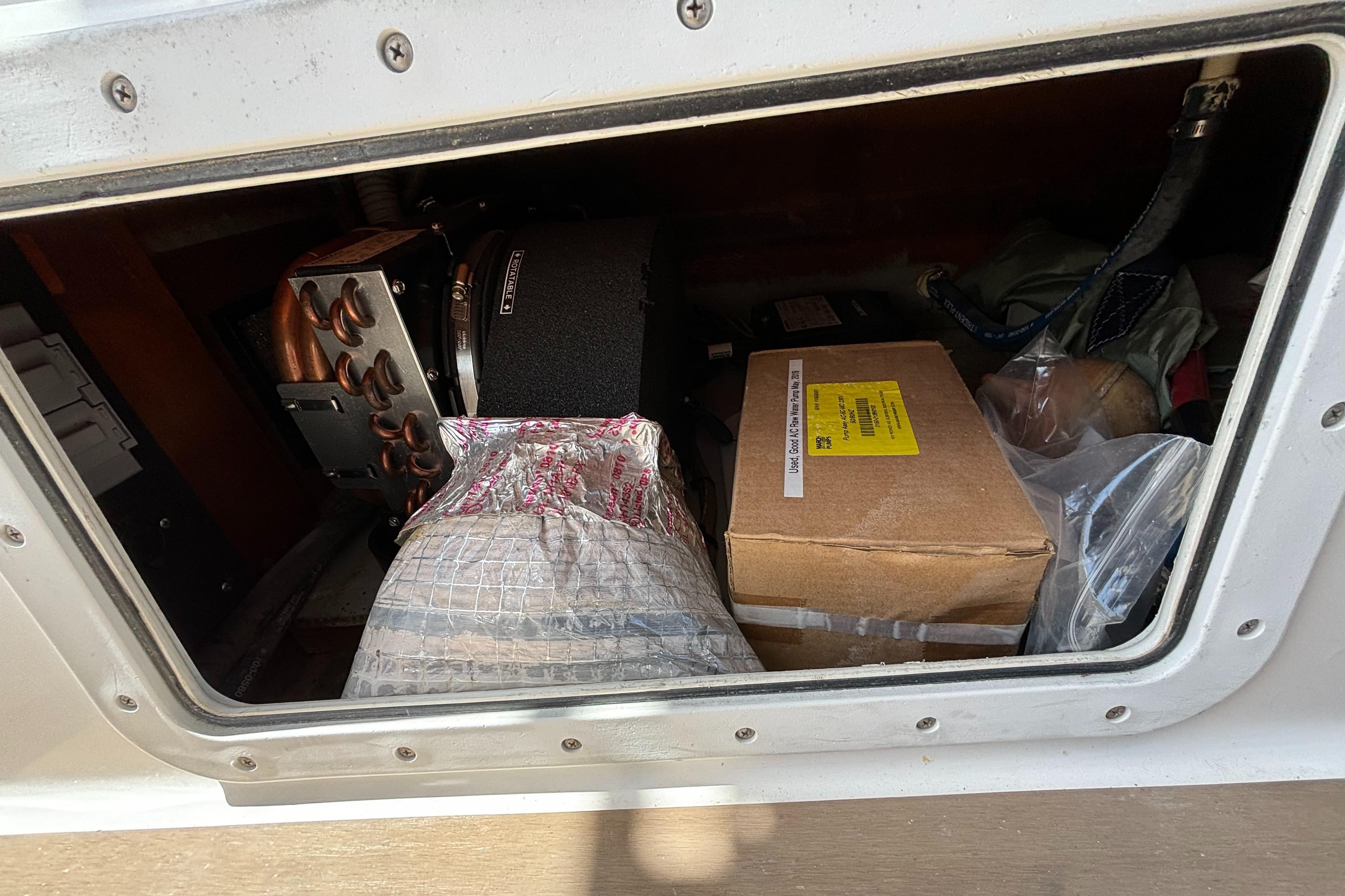 Strage under slingseat