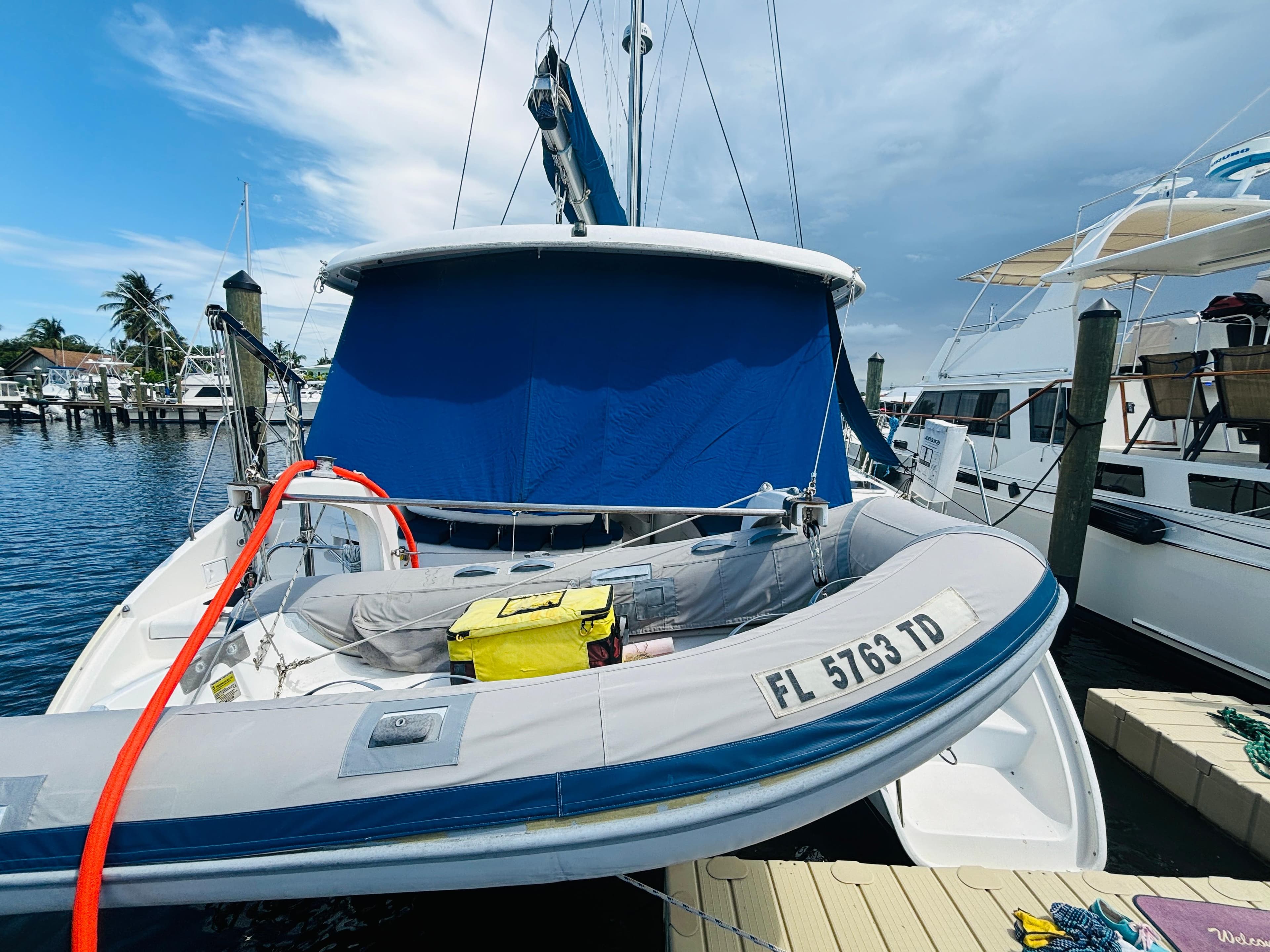 Catamaran Leopard 40, 2006 model, docked with inflatable boat and blue canopy.