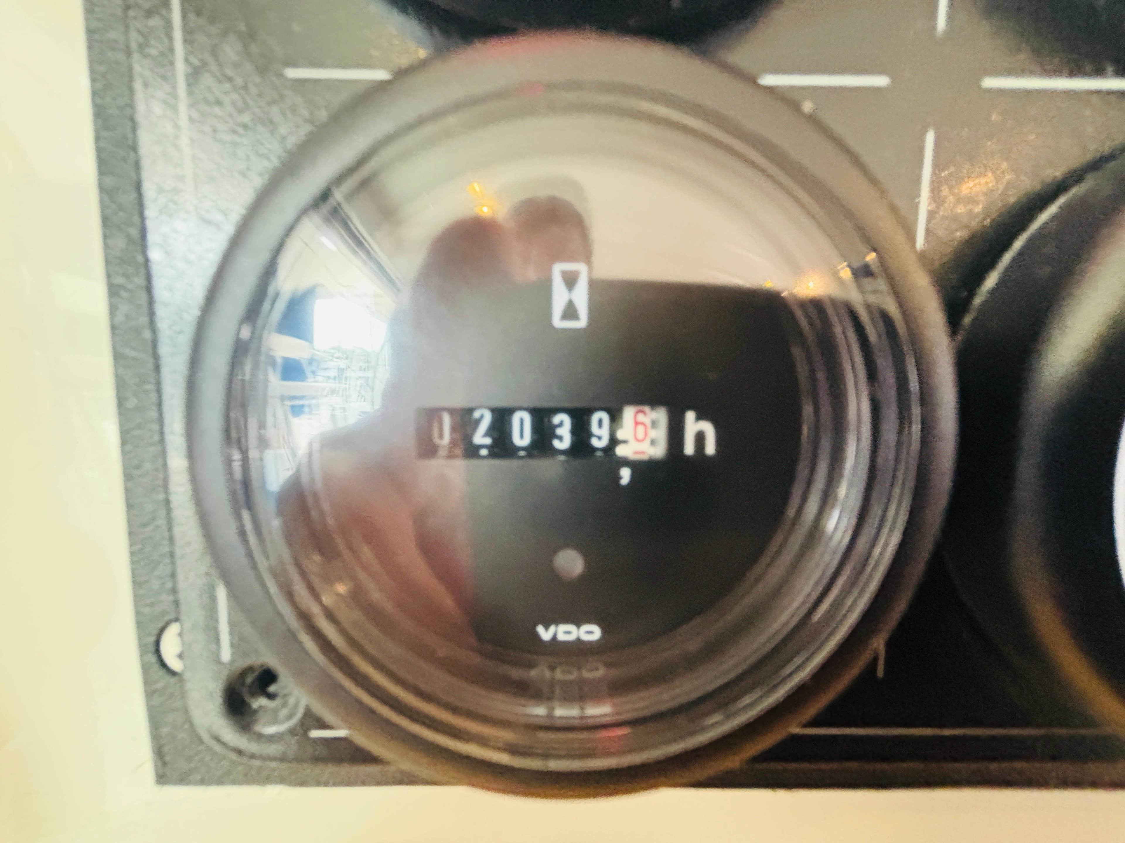 Hour meter showing 2039.6 hours on a 2006 Leopard 40.